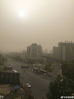 【图集】北京遭遇沙尘天气 城区黄沙漫天市民戴口罩出行